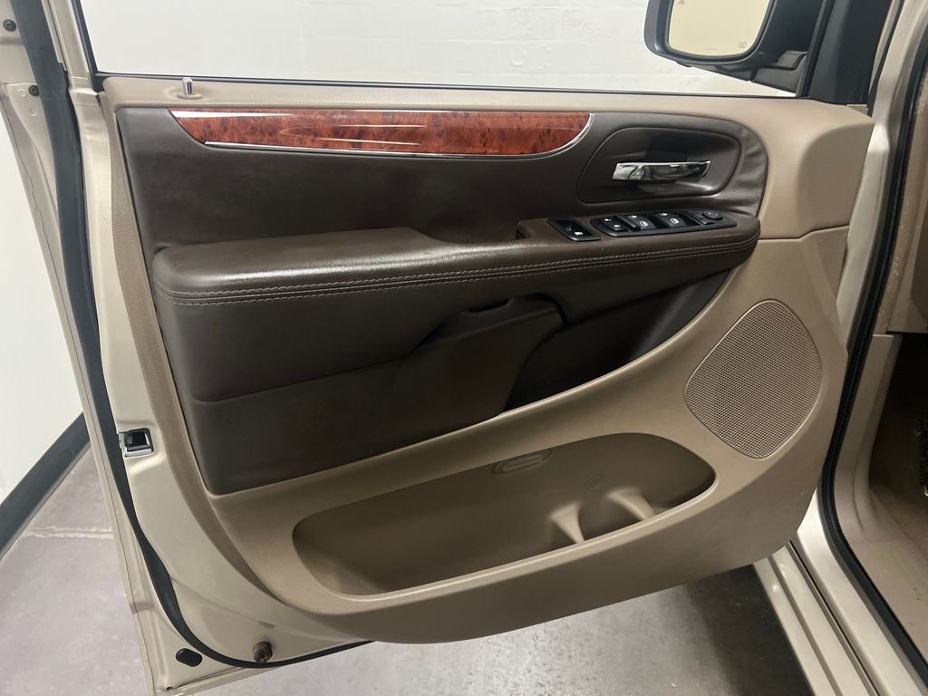 2014 Chrysler Town & Country Touring-L